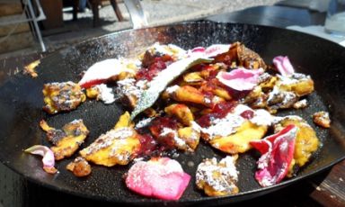 Kaiserschmarren con mirtilli rossi e rose, uno dei grandi piatti nella malga Gostner di Franz Mulser, +39.347.8368154 (testi e foto Passera)