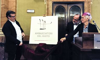 Paolo Marchi e Cristina Bowerman, con Alessandro Gilmozzi, presentano il logo degli Ambasciatori del Gusto, la nuova associazione presentata oggi al Ministero delle Politiche Agricole a Roma: riunirà il meglio della tavola nazionale per fare sistema e presentare l'eccellenza tricolore anche all'estero (foto Brambilla-Serrani)
