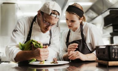 Marc Bernardi e Sofia Parduzzi al lavoro nelle cucine del Granbaita Gourmet, l'insegna gastronomica del Granbaita Dolomites a Selva di Val Gardena

