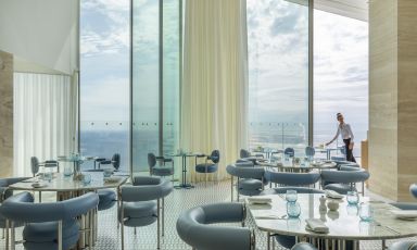 La scenografica sala del ristorante Riviera di Mauro Colagreco, contenuto all'interno del Maybourne Riviera di Roquebrune-Cap-Martin, tra Mentone e Montecarlo (quasi tutte le foto di Matteo Carassale)
