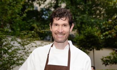 Lo chef Daniel Patterson, originario del Massachussets, ha costruito la propria fama in California, in particolare con il ristorante Coi, aperto nel 2006 a San Francisco, con cui ha conquistato due stelle Michelin. Negli anni successivi ha aperto altri locali, come il Plum e l'Haven, entrambi a Oakland. E pi&ugrave; recentemente l'Aster a San Francisco (telefono +1.415.875.9810), in collaborazione con Brett Cooper, dove ha sperimentato l'idea di togliere le mance
