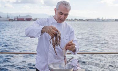 Lo chef Pasquale Caliri, neo Ambasciatore del Gusto al Marina del Nettuno di Messina. Qui è ritratto proprio di fronte al locale, le onde come sfondo (foto Gianrico Battaglia)
