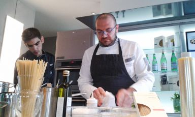 Agostino Iacobucci, classe 1980, viene da Castellammare di Stabia. A Napoli, nel 2010, conquista la sua prima stella Michelin a La Cantinella. Nel 2012 lascia la Campania, per il ristorante de I Portici di Bologna, hotel di design nel centro della città. Per Identità di Pasta, appuntamento fisso a Expo in collaborazione con Pastificio Felicetti, un piatto in equilibrio tra la sua terra di origine e quella in cui ora vive