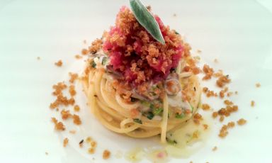 Gli Spaghetti tiepidi di Kamut con porcini crudi, erbette, battuta di manzo e Bagòss presentati ieri a Expo, per il ciclo di Identità di pasta in collaborazione con Monograno Felicetti. Li ha cucinati Nicola Laera, chef del ristorante La Stua de Michil dell'hotel La Perla di Corvara (Bolzano)