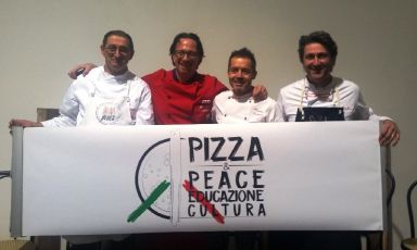 Da sinistra a destra, Graziano Monogrammi della La Divina Pizza di Firenze, Giovanni Santarpia della pizzeria Santarpia di Firenze, Massimo Giovannini della pizzeria Apogeo di Pietrasanta (Lucca) e Paolo Pannacci dello Lo Spela di Greve in Chianti (Firenze). Sono i protagonisti di Contaminazioni di pizza, rassegna che incrocia stili e influenze. Prossimo appuntamento, primavera 2017, in data da definire
