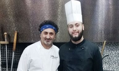 Aniello Falanga, qui con il figlio Nicola, è pizzaiolo dal 1985, ha aperto la sua prima pizzeria nel 1988 a Pompei. Oggi con la sua famiglia conduce la Pizzeria Haccademia a Terzigno, in provincia di Napoli
