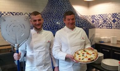 Alle 17.30 di lunedì 6 marzo Giuseppe e Simone Vesi prenderanno posto sul palco di Identità di Pizza, chiudendo il programma di una giornata piena di grandi protagonisti di questa specialità. Questo pezzo è uscito in anteprima per Identità di Pizza, la newsletter che Identità Golose dedica al mondo dei lievitati. Per riceverla regolarmente (e gratuitamente) basta iscriversi qui
