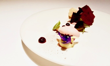 Rapa rossa e cioccolato bianco. Un accostamento originale per la ricetta del 2017 presentata da Stefano Di Gennaro, chef del Quintessenza di Trani
