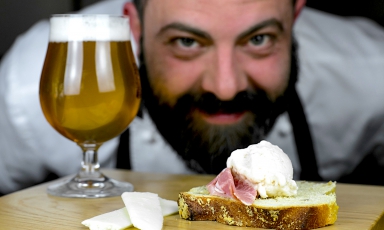 Simone De Feo, una birra India Pale Ale e il gelato al tosone (ottenuto dai ritagli di lavorazione del parmigiano reggiano) e spalla cotta di San Secondo. De Feo con la compagna Monica Fantuzzi è l'anima della Cremeria Capolinea di Reggio Emilia. Questo articolo è tratto da Identità Dolce, la nuova newsletter di Identità Golose. Per riceverla regolarmente e gratuitamente, iscriversi qui
