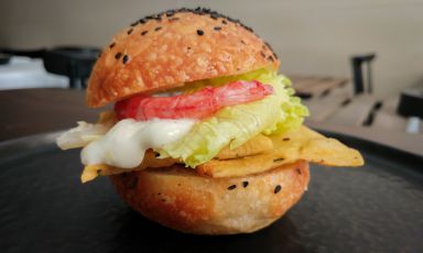 Da un classico del cibo di strada siciliano a un classico della cucina d'autore italiana: Pane, panelle e gambero, di Marco Baglieri, chef del Crocifisso di Noto (Siracusa)

