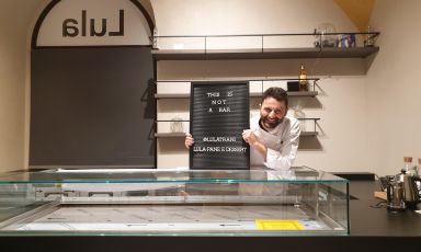 Luca Lacalamita davanti al bancone di LuLa
