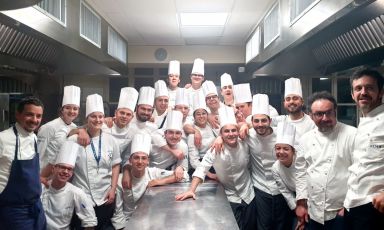 Gianluca Gorini (il primo da sinistra) e Paolo Lopriore (il secondo da destra) con i ragazzi del Corso Superiore di Cucina di ALMA e parte dello staff della Scuola di Colorno (Parma) [Foto di ALMA – La Scuola Internazionale di Cucina Italiana]
