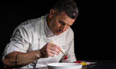 Il napoletano Marcello Corrado, chef al Villa Eden di Merano. Classe 1979, si &egrave; laureato in Economia e commercio ma a 26 anni ha deciso di dar sfogo alla sua passione per la cucina iscrivendosi all'Alma sotto la direzione di Gualtiero Marchesi
