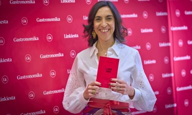 Anna Prandoni con il suo nuovo libro, Il Senso Buono, pubblicato da Linkiesta 160 pagine, 15 euro, si compra qui)
