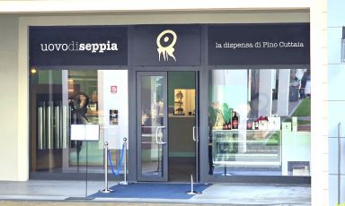 L'ingresso del nuovo Uovo di Seppia al Sicilia Outlet Village
