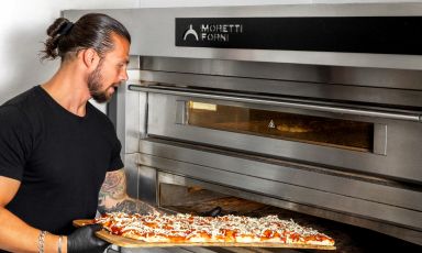 Luca Tartaglia inforna nel suo serieS Moretti Forni
