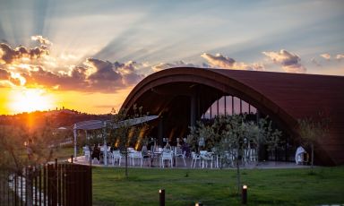 Il Filodivino Wine Resort & Spa è una struttura immersa nel verde delle colline marchigiane vicino a Jesi; offre ristorazione e ospitalità, ed è annessa a una cantina vitivinicola di design, per gran parte interrata
