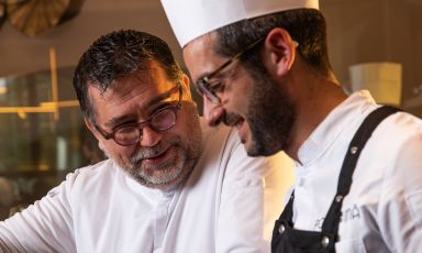 Angelo Sabatelli con Davide Carrieri. Sono i protagonisti della proposta gastronomica del nuovo&nbsp;Porta De M&auml;&nbsp;a Monopoli (Bari)
