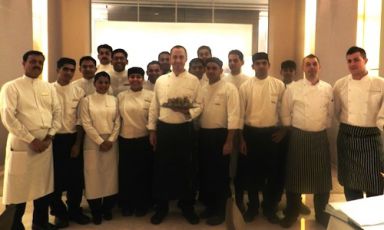 Al centro, il cuoco Francesco Apreda e la sua brigata italo-indiana al ristorante Vetro dell'hotel Oberoi di Mumbai