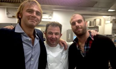Beniamino Nespor (a sinistra) ed Eugenio Roncoroni de Al Mercato di Milano stringono Martín Berasategui, chef del ristorante omonimo di Lasarte/Oria, 3 Stelle Michelin. Nespor ci lavorò nel 2008