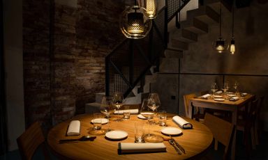 Lo spazio de Il Refettorio Majer, a Venezia, ristorante, ma anche panetteria, caffetteria, pasticceria e cornice per aperitivi deliziosi accompagnati da vini naturali con un ricco assortimento di etichette del Bel Paese e d'oltre confine. È l'idea di Fabrizio De Nardis, proprietario delle ulteriori 9 insegne Majer, nate nel segno del pane e diramate in diversi punti della Serenissima. Il progetto del ristorante, invece, è a cura dell'architetto Giuseppe Tortato
