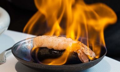 Scampi fiammeggiati al sakè, una delle bontà gustate a La Ville Lorraine by Yves Mattagne, storico locale di Bruxelles dove da poco è approdato uno degli chef più celebri del Belgio, Mattagne appunto. Che accompagna questi scampi con Foie gras, mela Granny Smith, levistico, anice e gelato allo shiso
