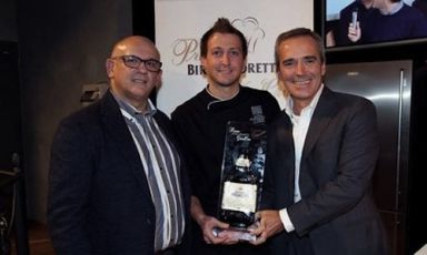 Da sinistra, Claudio Sadler, il vincitore della seconda edizione del Premio Birra Moretti Grand Cru Christian Milone e Alfredo Pratolongo di Heineken Italia. Il primo e il terzo saranno giurati anche della prossima edizione. Con loro,&nbsp;Paolo Marchi, Giuseppe Palmieri, Simone Padoan,&nbsp;Chicco Cerea, Francesco Apreda, Antonella Ricci, Fabio Barbaglini,&nbsp;Giuseppe Vaccarini e Marco Reitano. Giovani cuochi, attenzione: per partecipare al concorso occorre spedire una ricetta salata entro il 22 luglio. Nell'articolo, tutti i dettagli