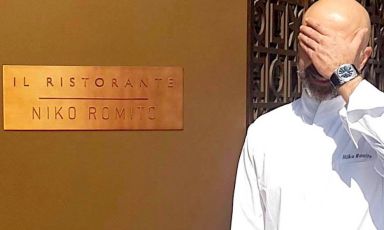 Niko Romito fotografato di fronte all'ingresso del suo nuovo ristorante al Bulgari di Dubai. Il sole picchia...
