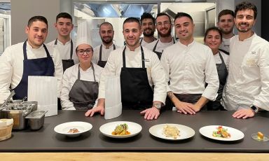 Foto di gruppo poco prima dell'inizio della cena, con Roberto Paddeu, il resident chef dell'Hub Edoardo Traverso, e le brigate di Frades e Identità Golose Milano
