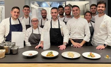 Foto di gruppo poco prima dell'inizio della cena, con Roberto Paddeu, il resident chef dell'Hub Edoardo Traverso, e le brigate di Frades e Identità Golose Milano
