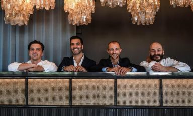 Leonardo Zanon, Ricardo Scacchetti, Michele Carretta e Francesco Massenz, ossia patron (i due al centro) e chef del nuovo ristorante Incàlmo a Este (Padova)
