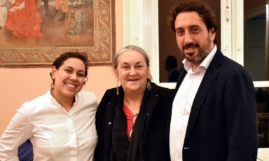 Clara Rametta tra i figli Martina e Luca Caruso

