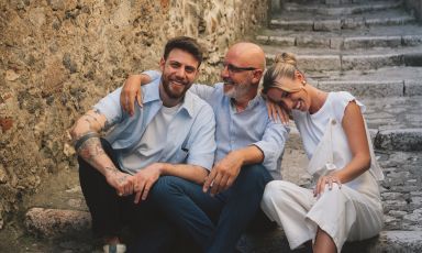 Franco Pepe seduto davanti al suo Pepe in Grani, nel vicolo di Caiazzo (Caserta), coi figli Stefano e Francesca: è una delle foto più iconiche di Franco Pepe: Pizza Chef, volume appena uscito in libreria (scritto da Pepe con Elisia Menduni, fotografie di Adam Bricker e Brian McGinn, in Italia è edito da L'ippocampo, per acquistarlo clicca qui)
