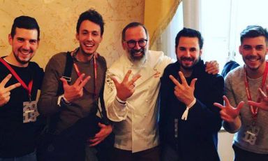 Norbert Niederkofler&nbsp;festeggia la terza stella tra il sous Michele Lazzarini, il pastry chef Andrea Tortora e gli altri principali membri della sua brigata
