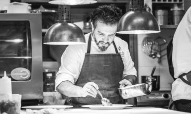 Claudio Melis al lavoro nella cucina del suo ristorante di Bolzano
