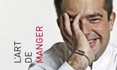 Un particolare della copertina del libro di Jean-François Piège, "L'art de manger", edizioni Autrement, uscito nel maggio 2013 e acquistabile qui. Al timone di Thomieux, brasserie al piano terra e ristorante gourmet al primo piano, JFP, 43 anni, è uno dei grandi cuochi di Francia
