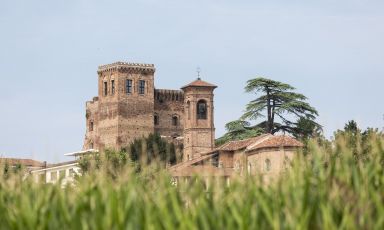La Rocca di Arignano, 23 chilometri a Est da Torino, su una collina a Nord-Ovest del Monferrato. Oggi è luogo d'ospitalità di gran classe, grazie al progetto di recupero voluto da Luca Veronelli ed Elsa Panini. Che hanno affidato la cucina a un giovane talento, quello di Fabio Sgrò, sotto la supervisione di un maestro come Ugo Alciati
