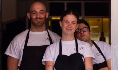 Giovanissimi alla ribalta al Bites di Milano: gli chef-patron Pietro Zamuner, a sinistra, e Andrea Baita con la sommelier Lisa Piccolo
