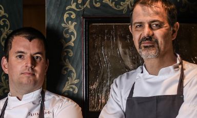 Da sinistra, Alessandro Martellini e Antonio Guida. Il primo arrivò come stagista al Pellicano di Porto Ercole diversi anni fa, trovando in Guida un maestro fondamentale
