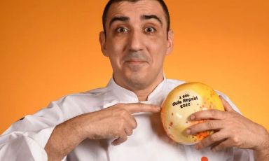 Lo chef di Direkte Boqueria con il primo "sole" assegnatogli nel 2022 dalla Guida Repsol, che in Spagna ha una grande importanza e ha come massimo riconoscimento tre soli
