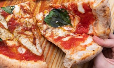 Una profumata Margherita della Pizzeria Mascagni a Napoli, indirizzo di lungo corso che coniuga tradizione e ricerca contemporanea
