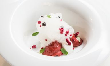 Prosegue con Alberto Basso del ristorante 3Quarti di Grancona (Vi) la grande iniziativa di Identità Golose, "I piatti dell'estate": le migliori ricette d'autore dei più grandi chef italiani, che esaltano sapori e profumi della stagione calda. Basso propone un dessert freschissimo...
