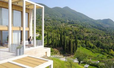 Un modello di accoglienza impeccabile, un belvedere da togliere il fiato, dettagli di design autentici: sono le residenze e gli spazi di Eden Reserve Hotel & Villas di Gardone Riviera sulle sponde del Garda bresciano
