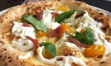 La pizza Battil’oro, simbolo del nuovo locale di Gennaro Battiloro: è preparata con pomodorino giallo del Piennolo Coppola 1934, burrata D’Andria, acciughe del Cantabrico, basilico, olio evo
