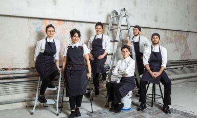 Il team del nuovo Materia a Catania. Da sinistra Chiara Iachelli (sous chef), la chef Bianca Celano, Giusi Cristaldi (pastry chef), Vanessa Scifo (sala), Stefano Luccarelli (capopartita), Salvatore Cavallaro (capopartita)
