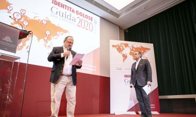 Paolo Marchi e Claudio Ceroni sul palco, durante la presentazione della Guida Identità Golose 2020. Tutte le foto sono Brambilla-Serrani
