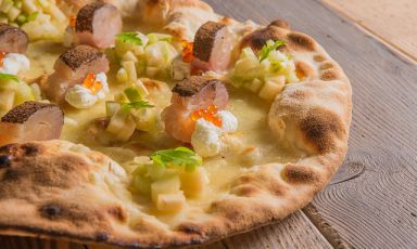 La grande iniziativa di Identità Golose, "I piatti dell'estate" (le migliori ricette d'autore dei più grandi cuochi italiani, che esaltano sapori e profumi della stagione calda) coinvolge anche i pizza-chef. Oggi Denis Lovatel​ della pizzeria Da Ezio di Alano di Piave (Belluno) propone una pizza farcita con il salmerino
