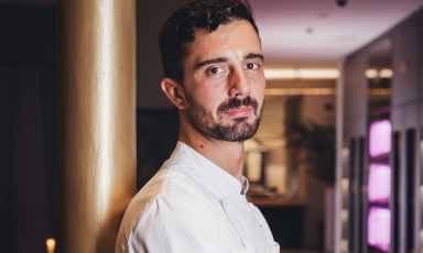 Edoardo Traverso, ligure di Bordighera, è l'executive chef di Identità Golose Milano. Coordina ogni giorno il lavoro di una brigata giovane e talentuosa, ospitando gli chef che vengono a proporre la propria cucina in Hub e proponendo una carta stagionale di alta cucina italiana contemporanea
