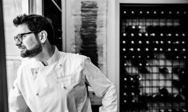"Il grande irregolare della cucina romana" lo definisce la Guida di Identità Golose 2018, che ha tra le sue novità Il Tordomatto di Adriano Baldassarre. Il quale, forse a confermare il suo essere spesso e volentieri un uomo pieno di risorse e di inventiva, sta per aprire un ristorante a Nuova Delhi, all'interno dell'hotel più lussuoso della città (foto Lido Vannucchi)
