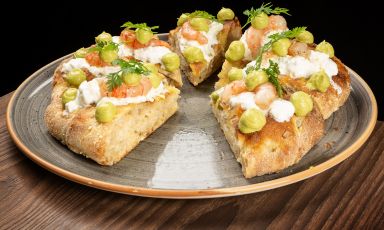 Il Gambero Rosso, è una delle pizze più rappresentative del lavoro di Massimiliano Prete. Una base con farina di mais e semi di girasole, gambero rosso, lardo di Pata Negra, stracciatella, salsa guacamole, erbe aromatiche di stagione
